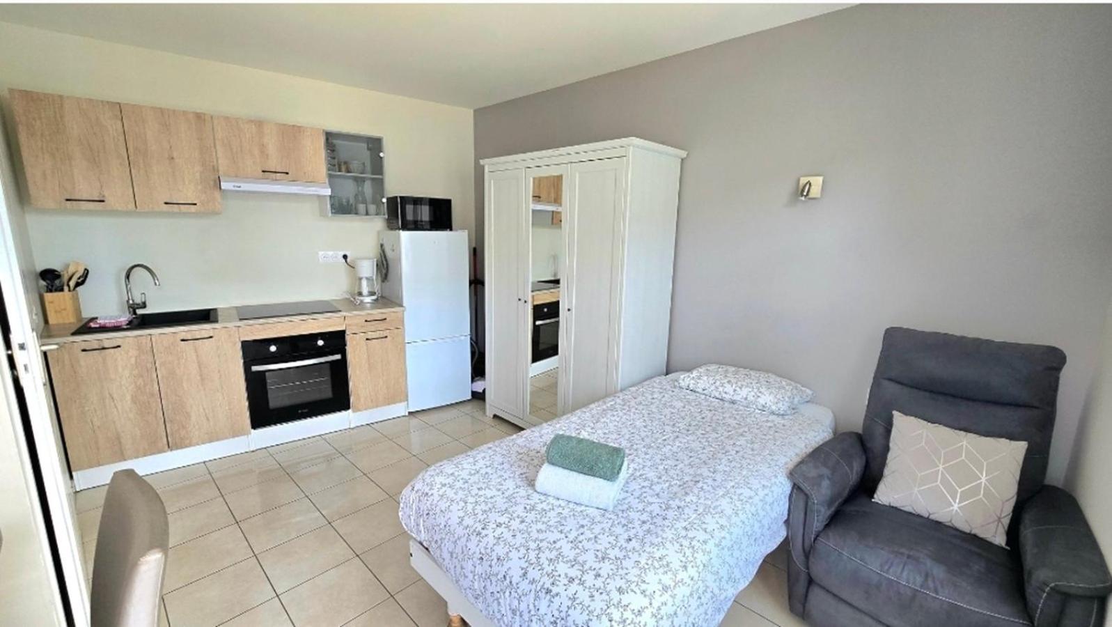 Residences Les Sansonnets "Appartements & Studios" Jonzac Esterno foto