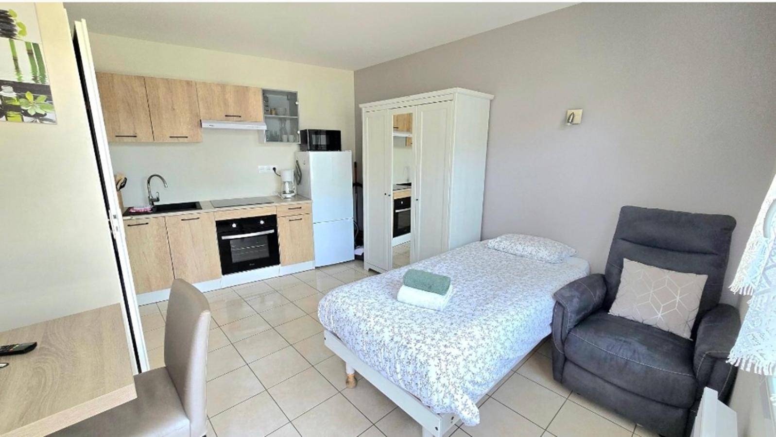 Residences Les Sansonnets "Appartements & Studios" Jonzac Esterno foto